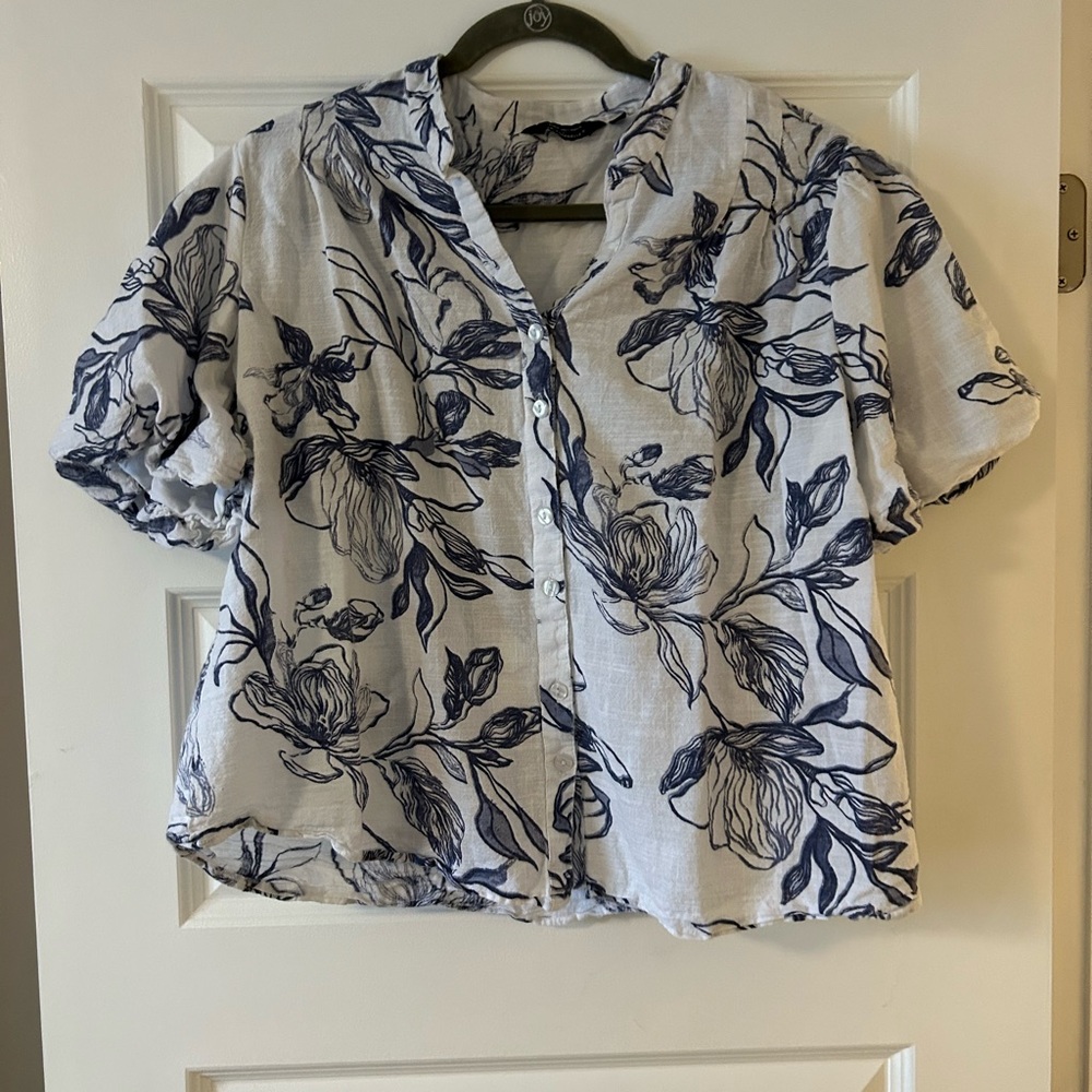 Unique Spectrum Blue and White‎ Floral Blouse